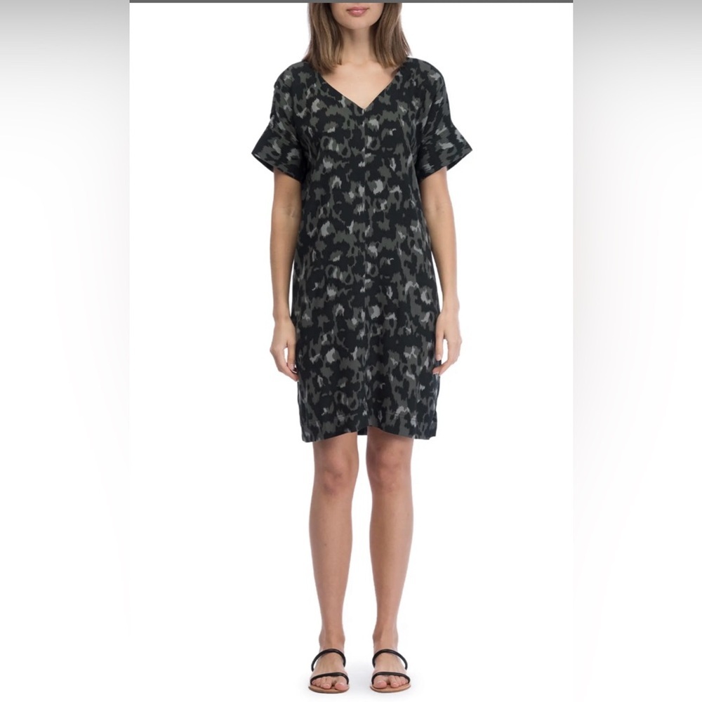 Bobeau V-neck Short Sleeve Shift Dress. Size XS NWT.